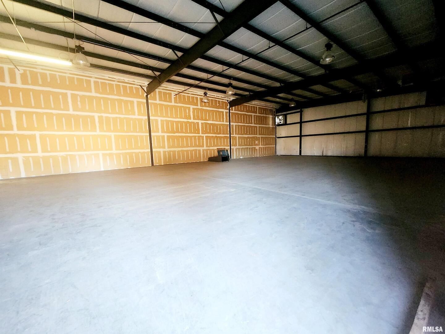 4201 Ilberry Road #North Warehouse, Mt Vernon, IL 62864 — kitchen view