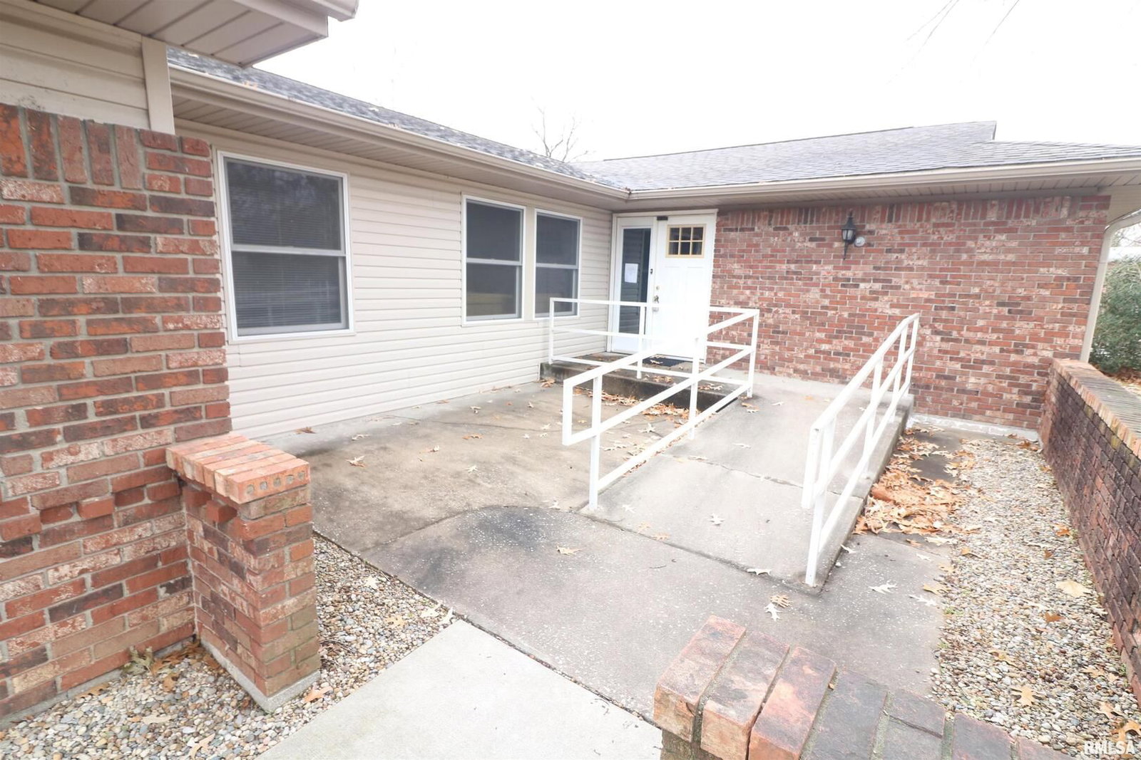 401 Beadle Drive, Carbondale, IL 62901 — exterior view