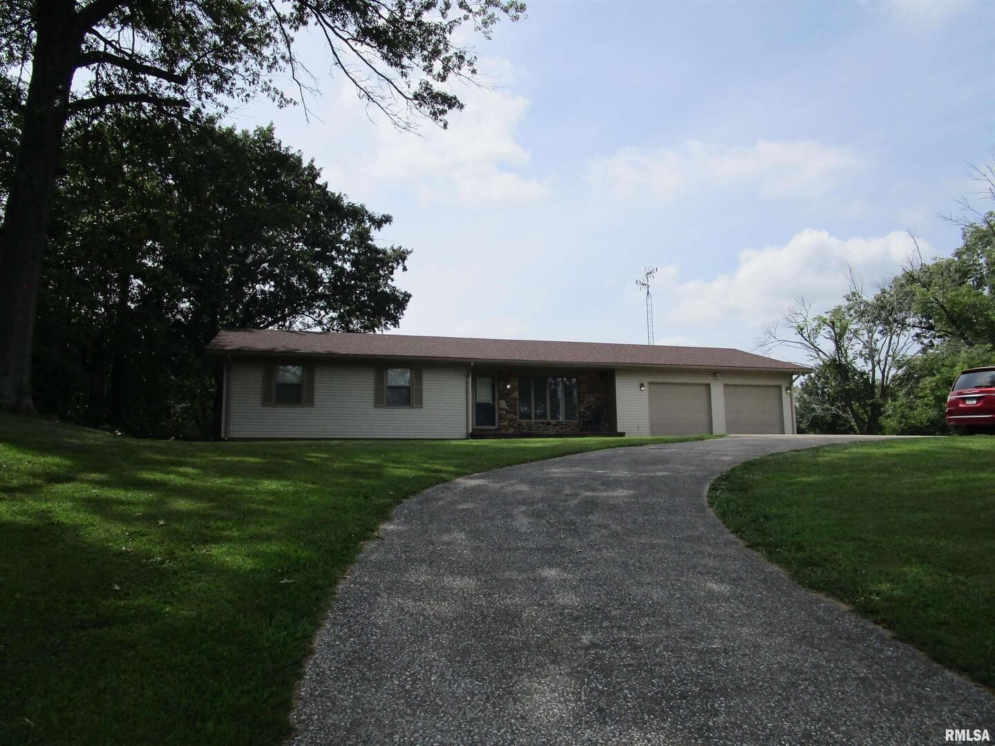 1253 County Road 800 E , Carmi, IL 62821 — exterior view
