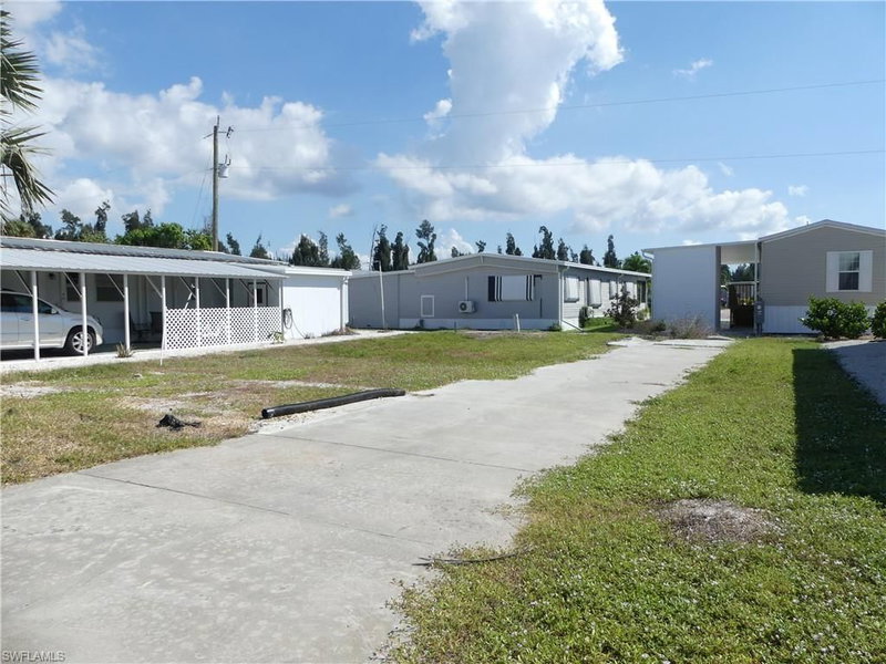4915 Gulfgate LN photo 2