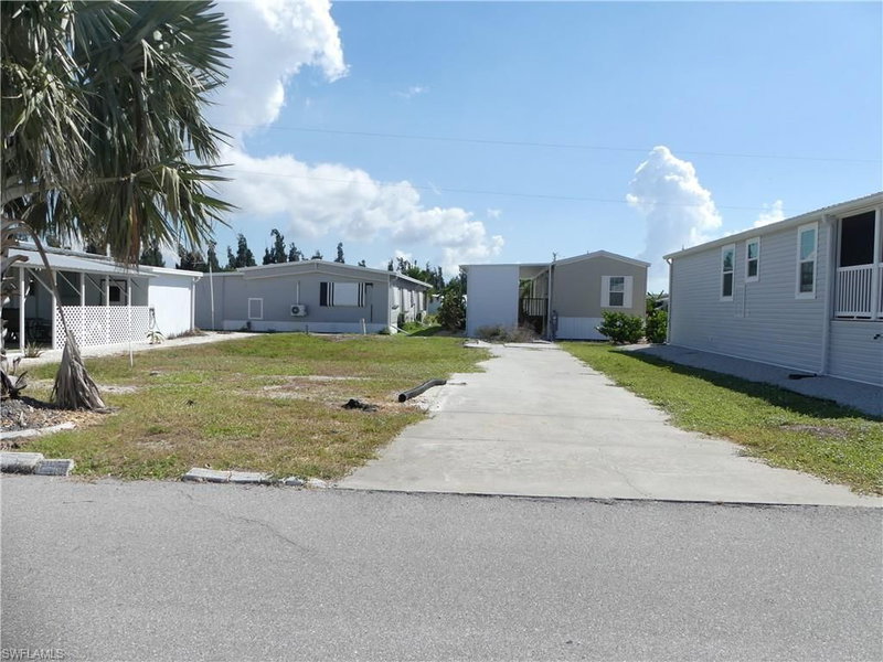 4915 Gulfgate LN photo 3