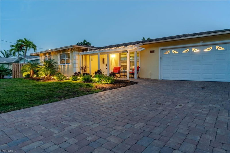 220 Albatross ST photo 4