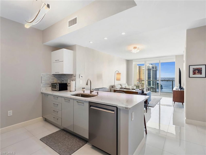 3000 Oasis Grand BLVD photo 2