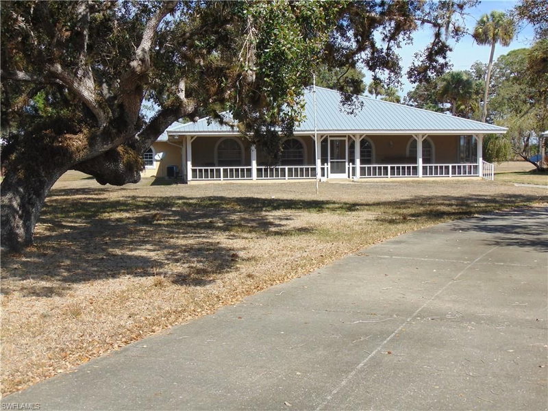 1092 Riverbend DR photo 1