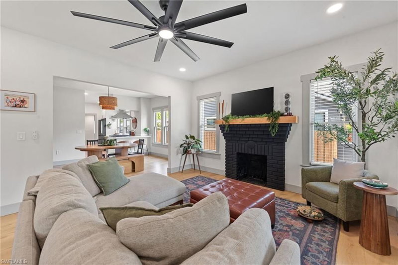 2647 Michigan AVE photo 5