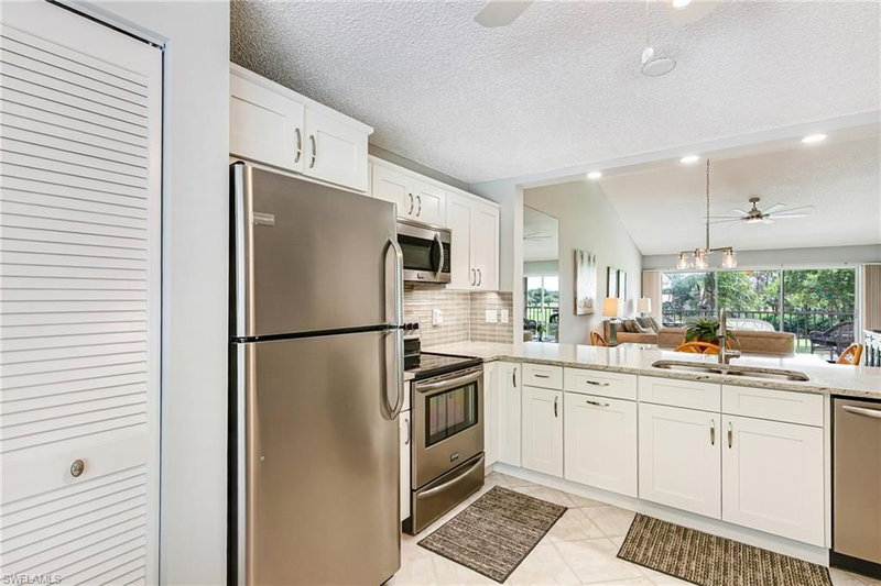 3655 Amberly CIR photo 5