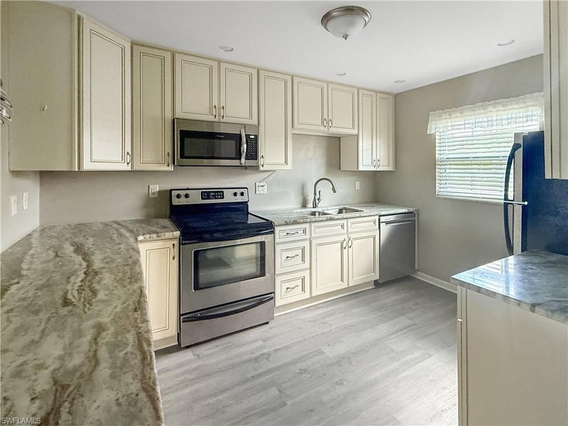 1398 Myerlee Country Club BLVD photo 5