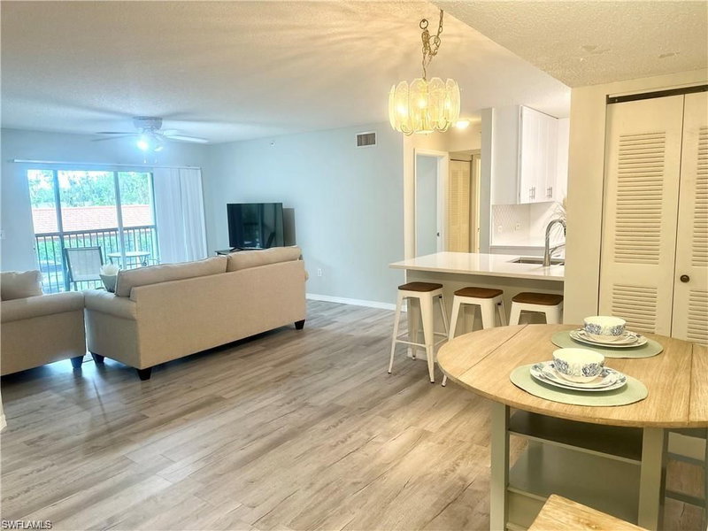 8940 Colonnades CT E photo 2