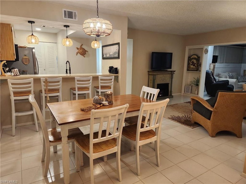 1064 Villa DR photo 5