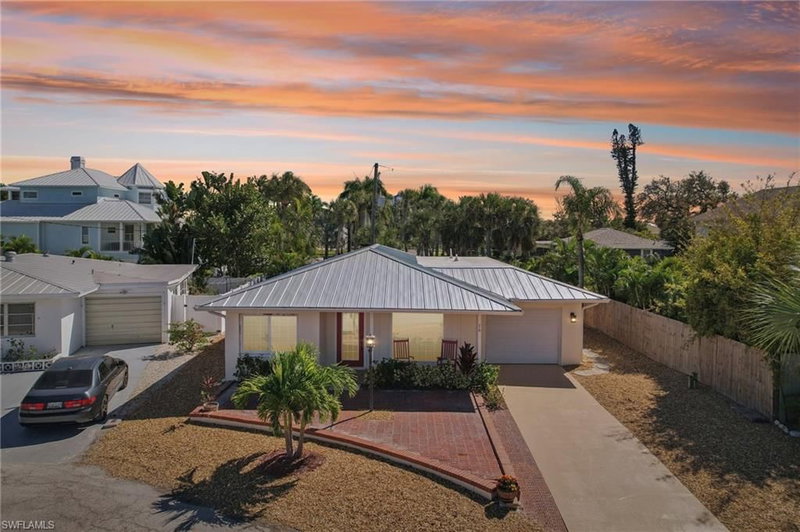 210 Hibiscus DR photo 1