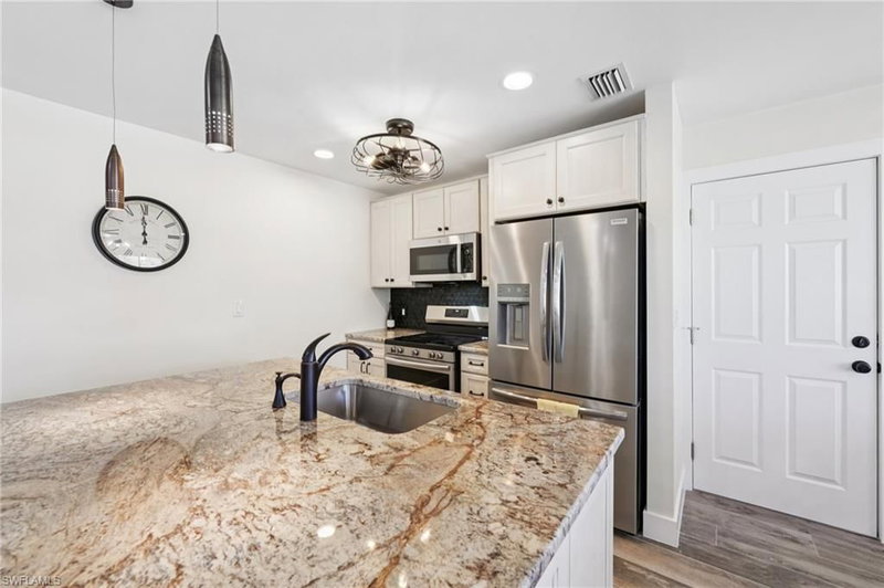 210 Hibiscus DR photo 5