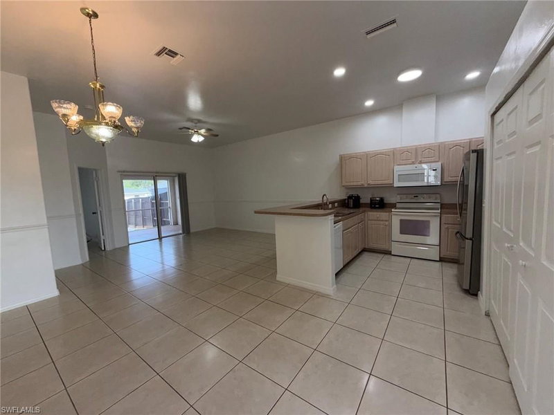 920 6th CT photo 3