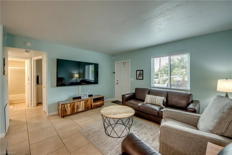 4904 Vincennes CT photo 3