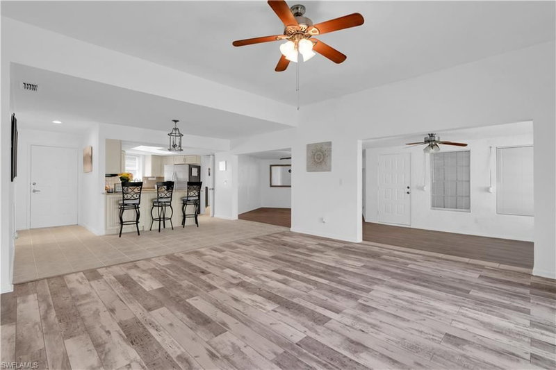 9 Regency CT photo 1