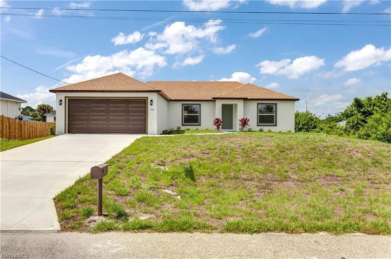 1242 Echard ST E photo 1