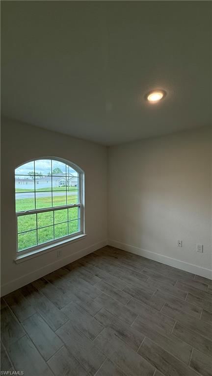 563 Windermere DR photo 3