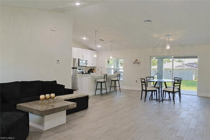 2115 Bahama AVE photo 4