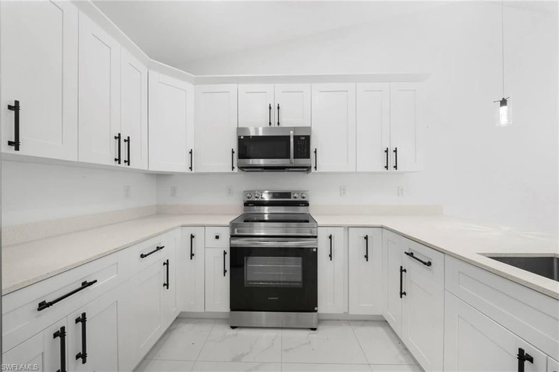 668 chemstrand ST E photo 4