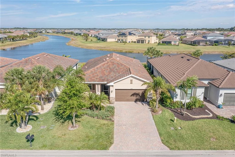 3652 Hampton CIR photo 3