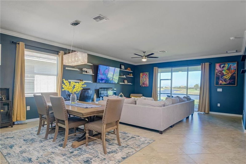 3652 Hampton CIR photo 4