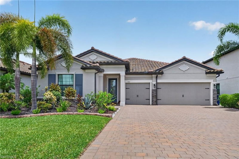 17624 Kinzie LN photo 2