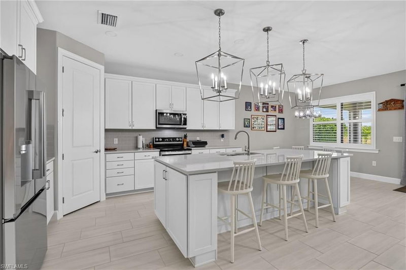 17624 Kinzie LN photo 3