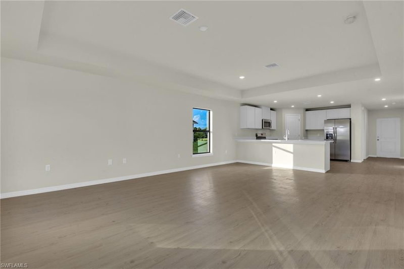 532 Raintree ST E photo 5