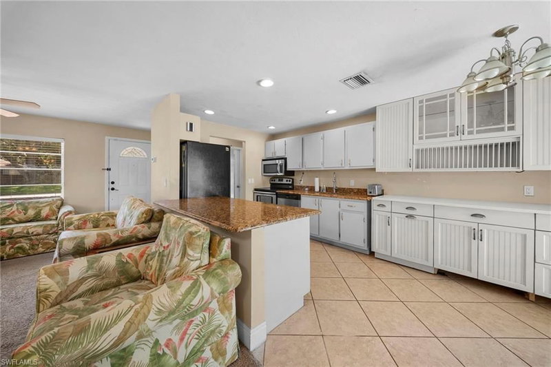1583 Sunkist WAY photo 3