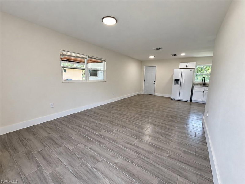 579 Wood AVE photo 3