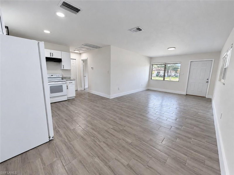 579 Wood AVE photo 4