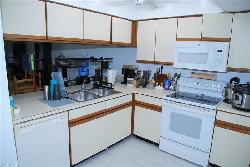 3734 8th CT photo 4