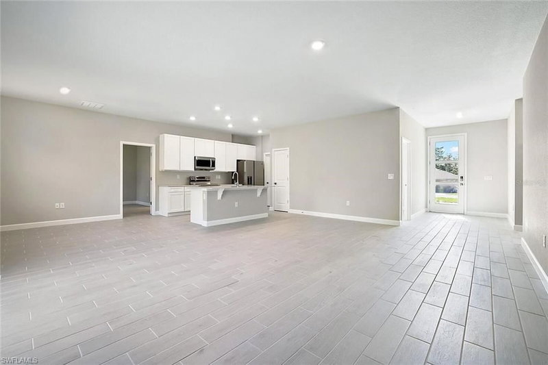 1814 Diplomat PKWY W photo 5