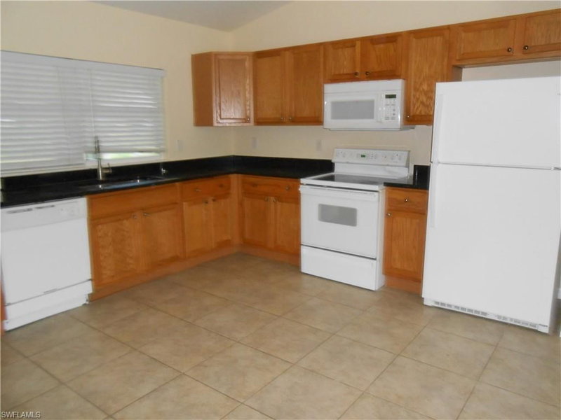 924 Hollister AVE photo 2
