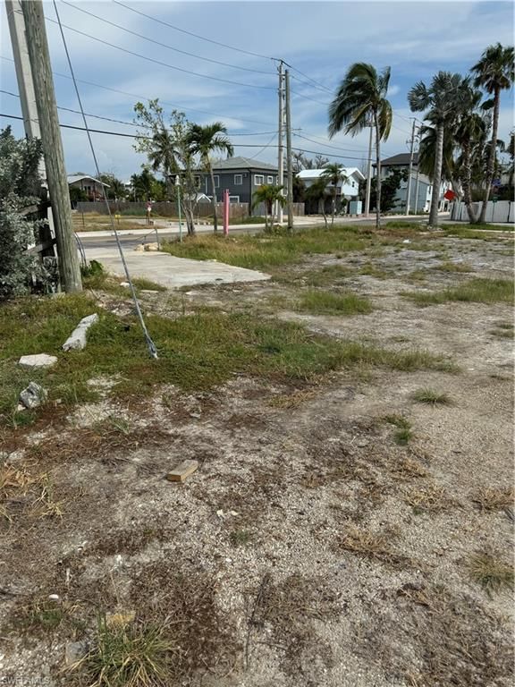 1041 3rd ST photo 4