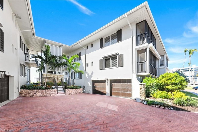 2211 Gulf Shore BLVD N photo 2