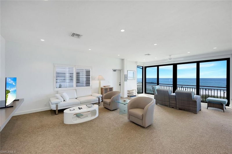 2211 Gulf Shore BLVD N photo 3