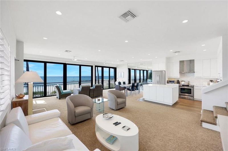 2211 Gulf Shore BLVD N photo 4