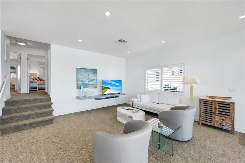 2211 Gulf Shore BLVD N photo 5