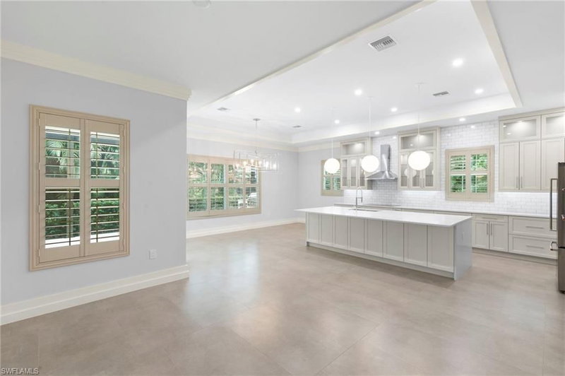 1086 Michigan AVE photo 4