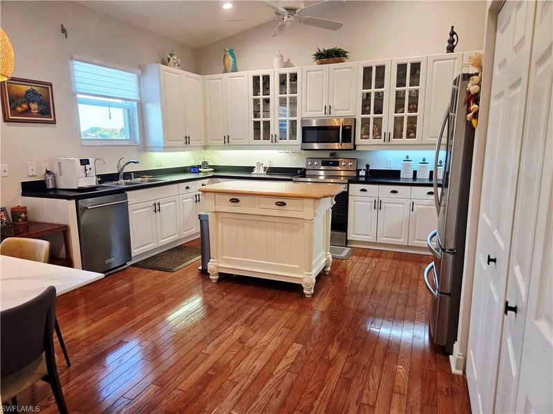 6775 Huntington Lakes CIR photo 3