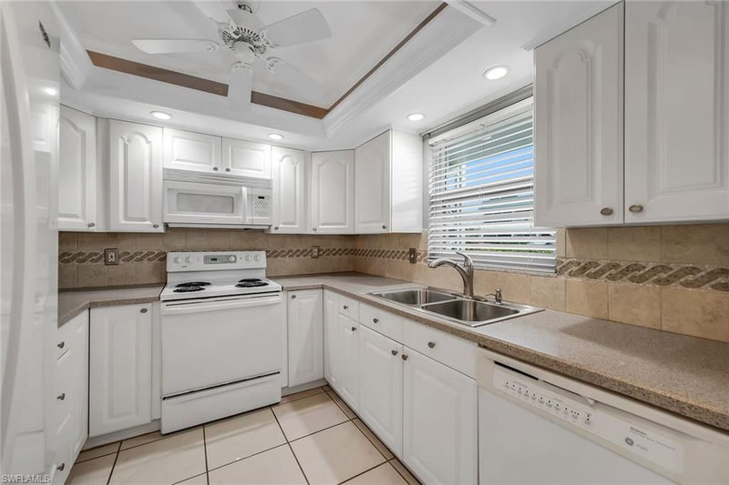 200 Valley Stream DR photo 3