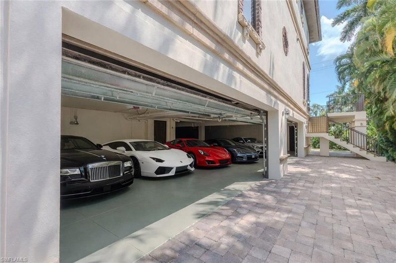 200 Golf DR photo 3