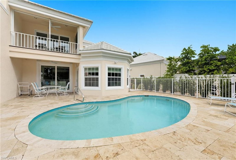 360 Carlton PL photo 1