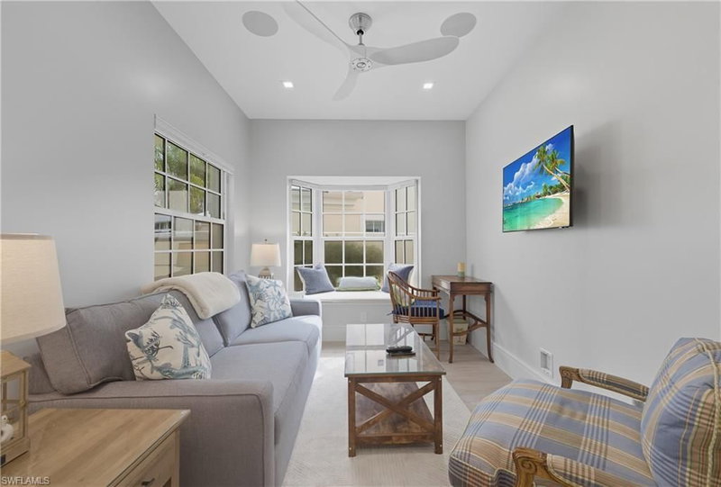 360 Carlton PL photo 4