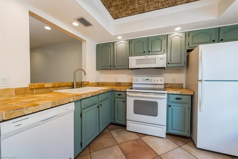 1025 Pine Isle LN photo 4