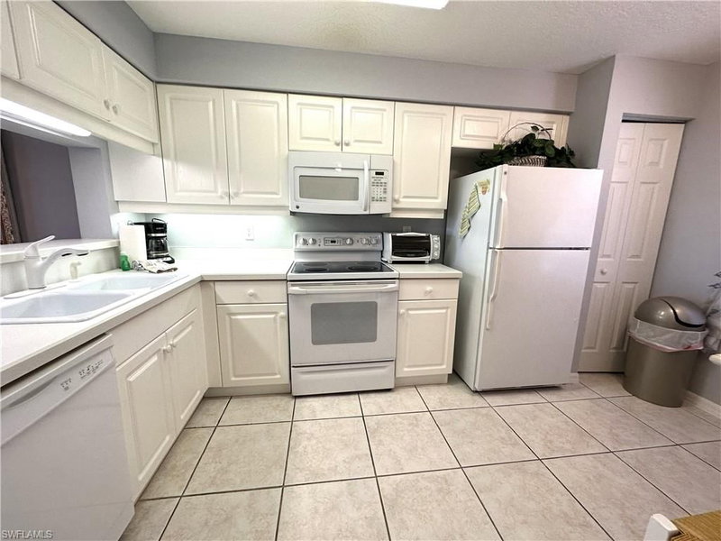 6670 Huntington Lakes CIR photo 5