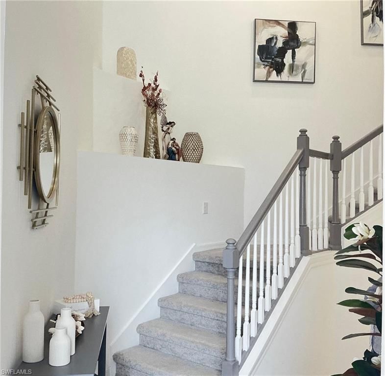 5686 Melbourne CT photo 2