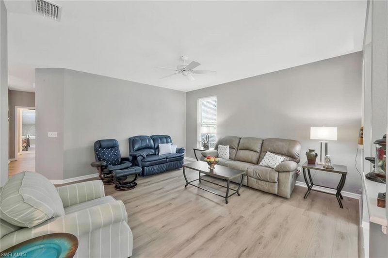 1340 Charleston Square DR photo 3