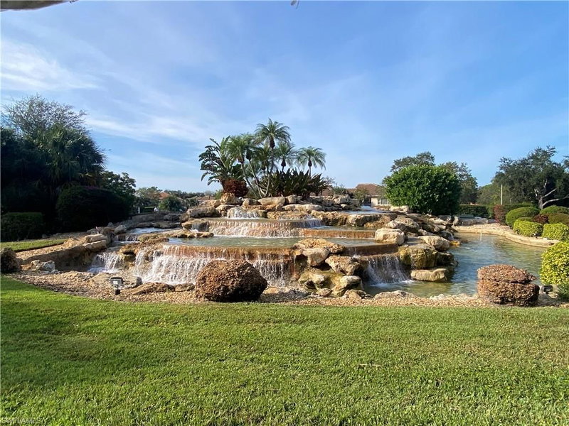9181 Las Maderas DR photo 3