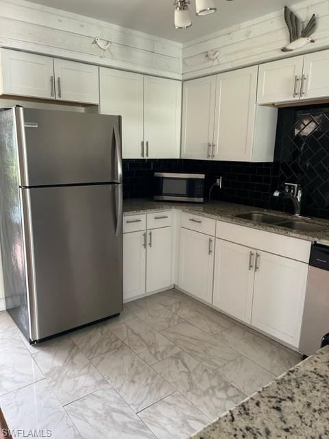 656 Palm View DR photo 2